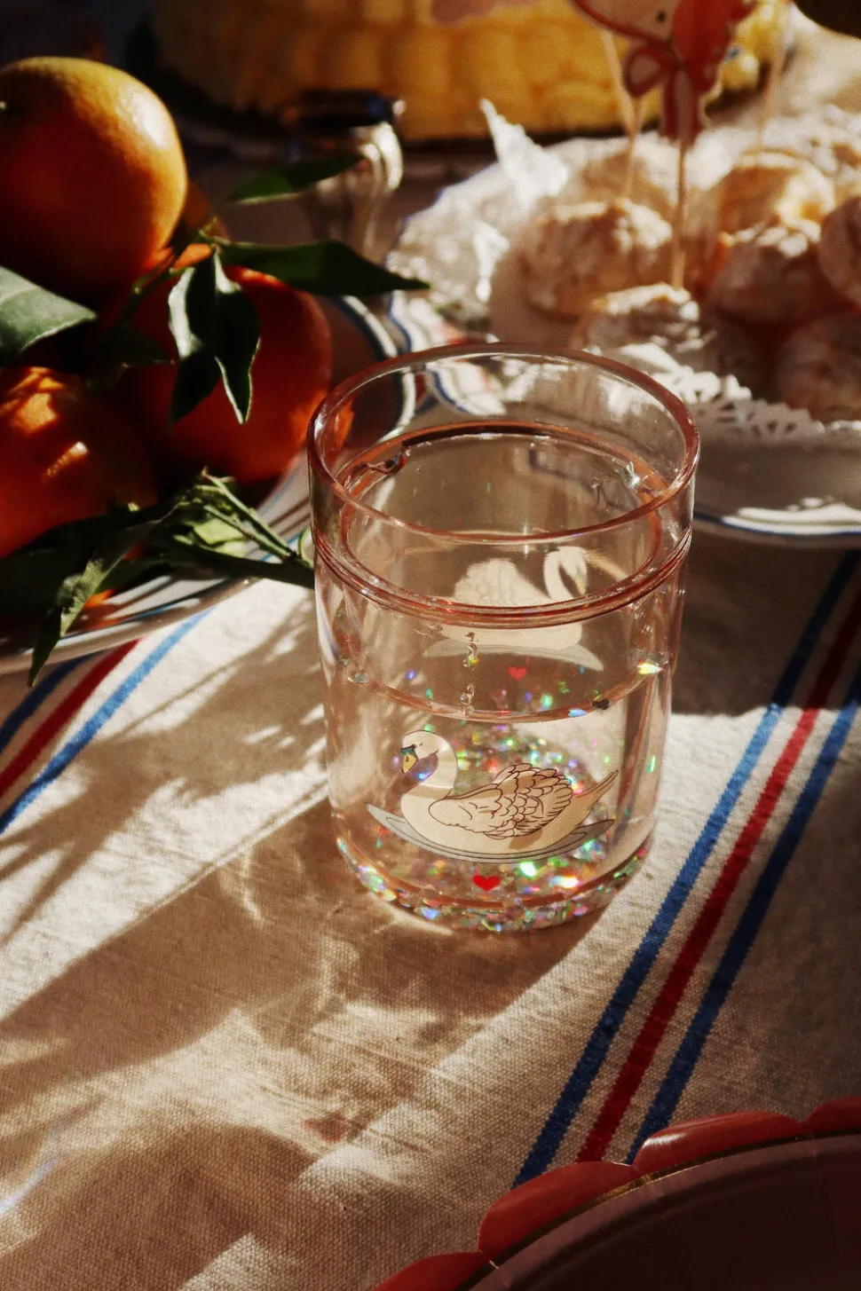 konges__sljd_glitter_cups_3.webp Konges Sløjd Glitter Cups 2-pack - Swan / Off-White
