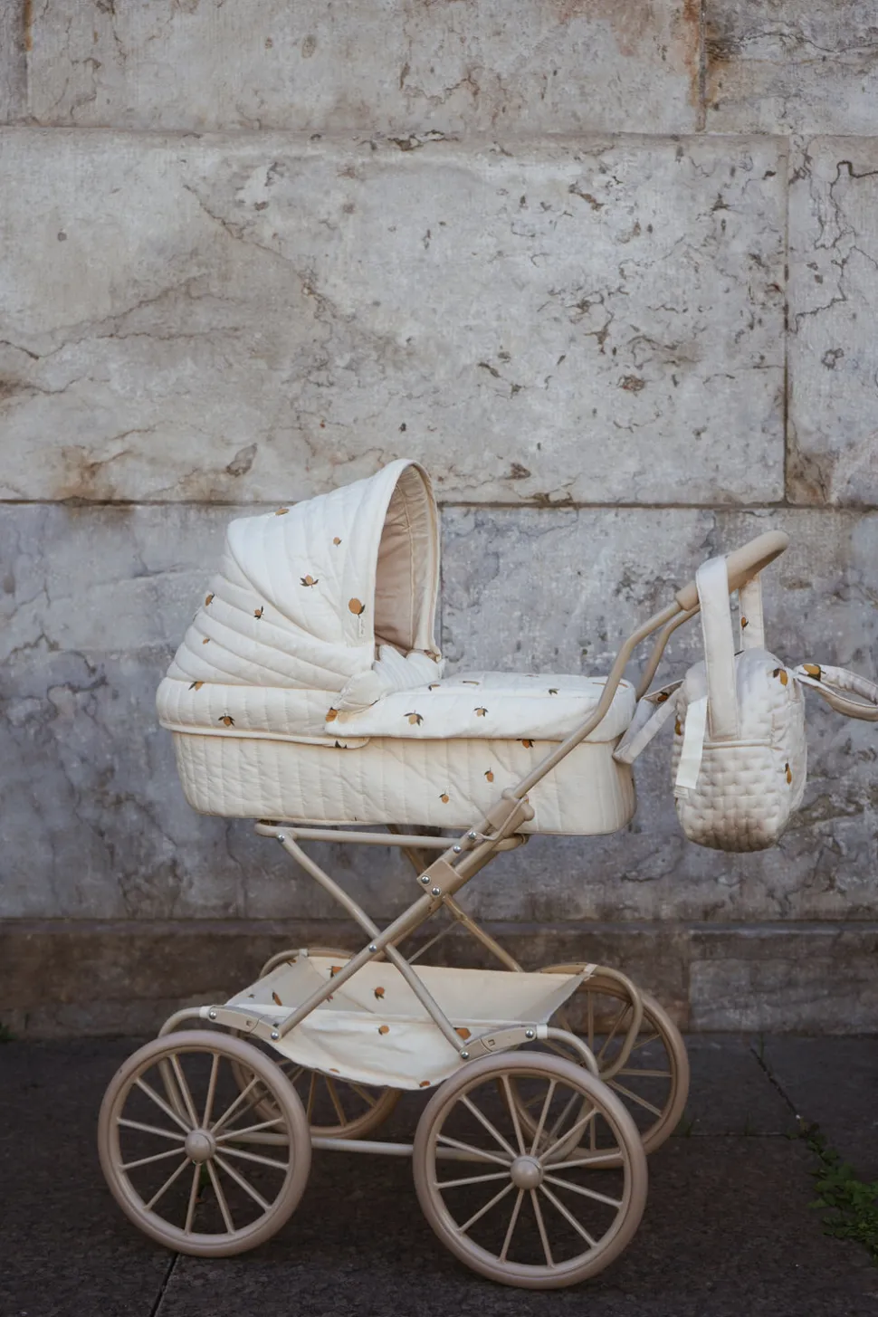 konges_sljd_doll_pram__le_1.webp Konges Sløjd Doll Pram - Lemon