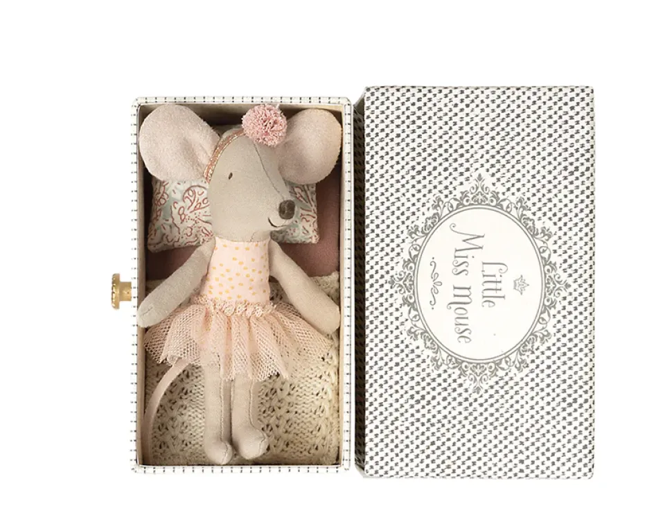 maileg_dance_mouse_in_day_0.webp Maileg Dance Mouse in Daybed - Little Sister