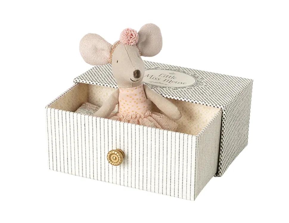 maileg_dance_mouse_in_day_1.webp Maileg Dance Mouse in Daybed - Little Sister