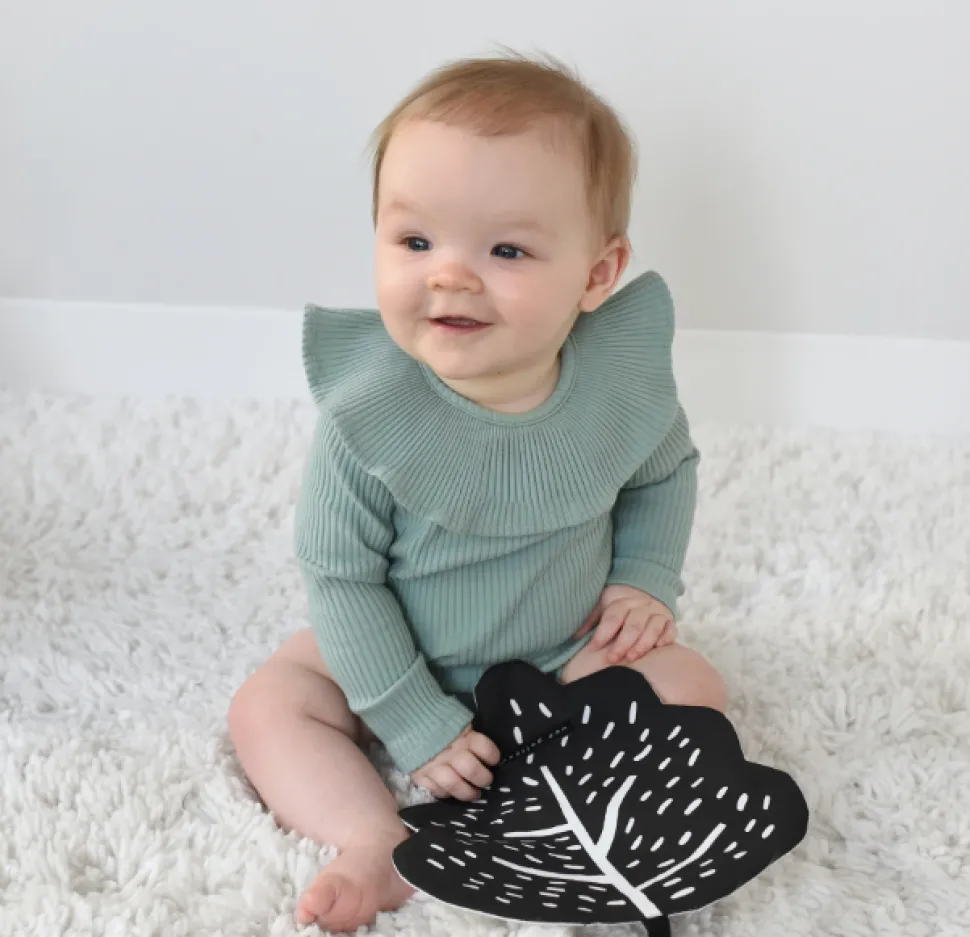 wee_gallery_organic_crink_2.webp Wee Gallery Organic Crinkle Toy - Leaf