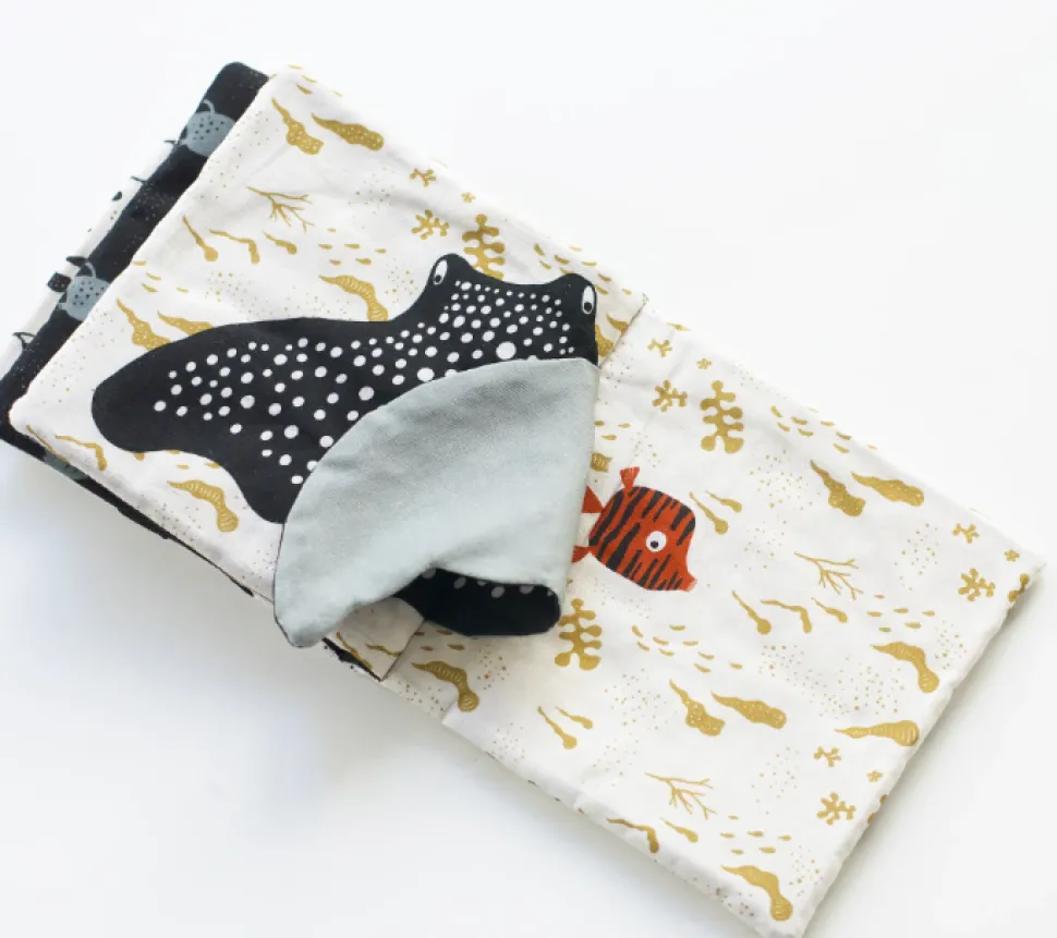 wee_gallery_peekaboo_ocea_1.webp Wee Gallery Peek-A-Boo Ocean